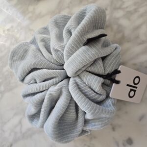 ALO Yoga Women's Light Blue Scrunchie